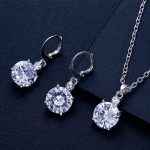 srebrni kristalni uhani z verižico z diamantom