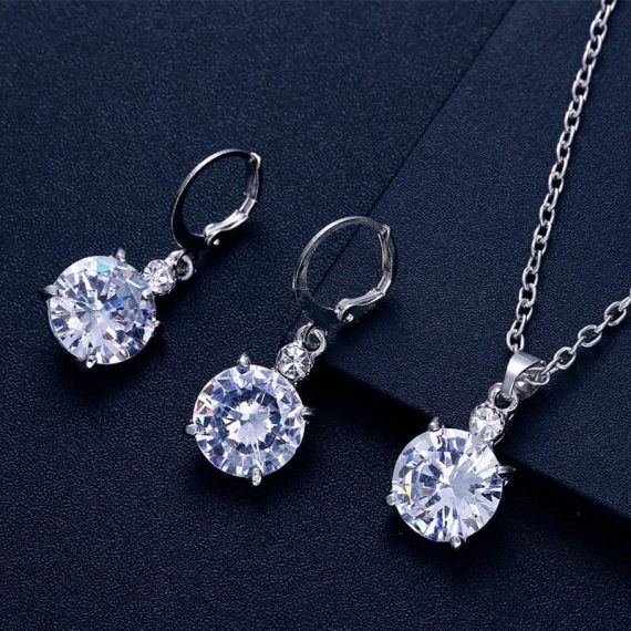 srebrni kristalni uhani z verižico z diamantom