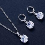 srebrni ženski uhani s kristalom in verižico z diamantom