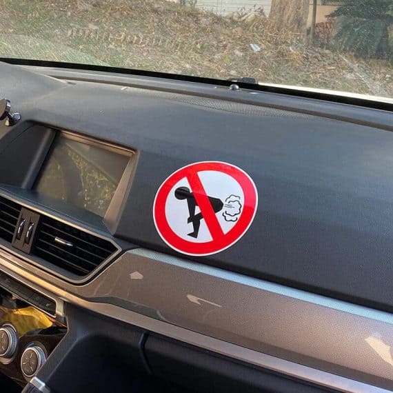 nalepka za avto prepovedan prdec