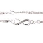 zapestnica infinity srebrne barve z diamanti