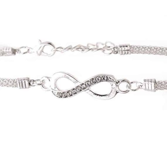 zapestnica infinity srebrne barve z diamanti