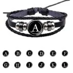 usnjene zapestnice z obeskom črke