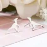 srebrna uhana dinozaver