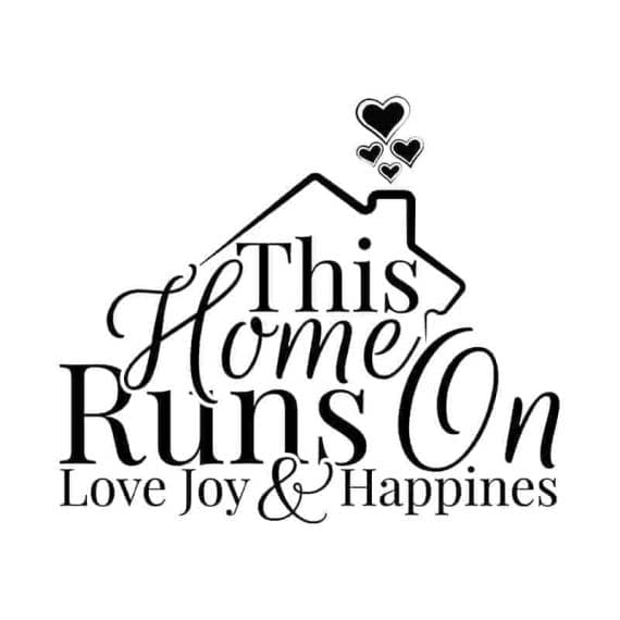 dekorativna nalepka this home runs on love