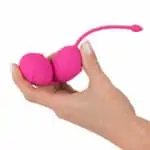 vaginalne kroglice v ženski roki