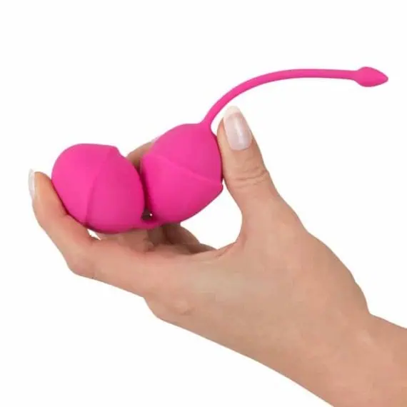 vaginalne kroglice v ženski roki