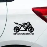 nalepka motorist v avtu