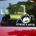 Nalepka za avto bele barve na rdečem avtomobilu otrok v avtu
