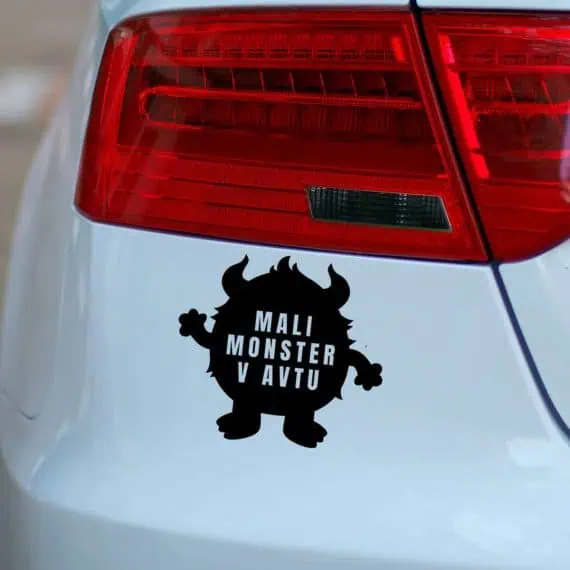 avto nalepka mali monster v avtu