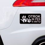 avto nalepka otrok in pes v avtu