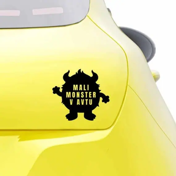 nalepka mali monster na rumenem avtomobilu