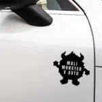 nalepka otrok v avtu z napisom monster