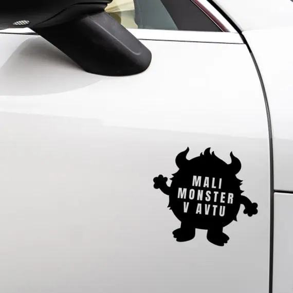 nalepka otrok v avtu z napisom monster