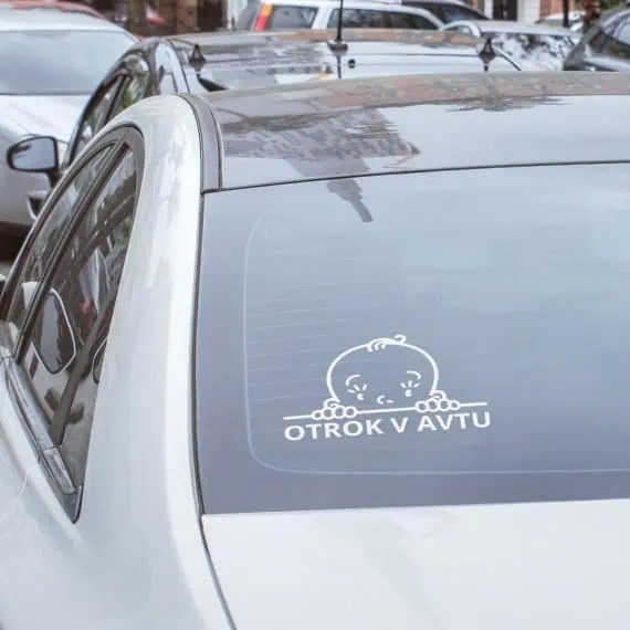 nalepke za avto otrok v avtu na oknu bela