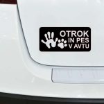 otrok in pes v avtu nalepka