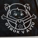 otrok v avtu deklica nalepka za avto
