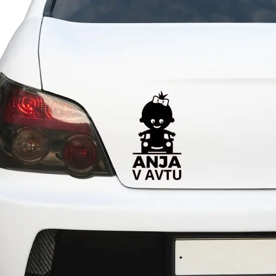 otrok v avtu po naročilu