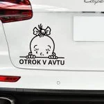 otrok v avtu punčka