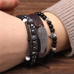 modna zapestnica iz naravnih kamnov peresa in lobanje