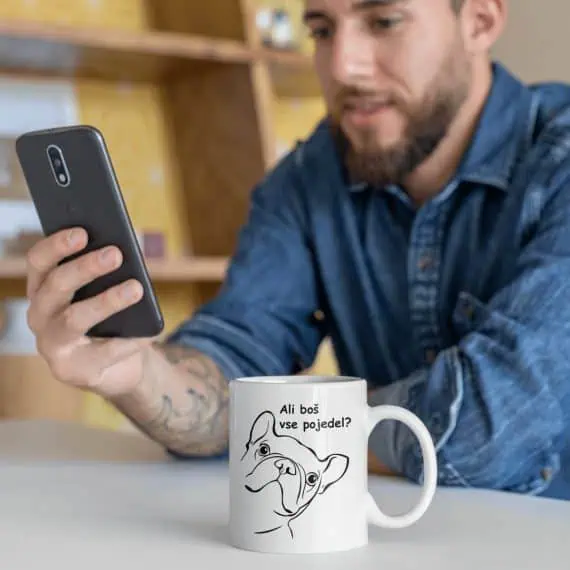 Skodelica za kavo s poslikavo francoskega buldoga ter napisom