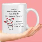 skodelica s tiskom besedila a wise woman once said