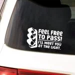 Avto nalepka Feel free to pass