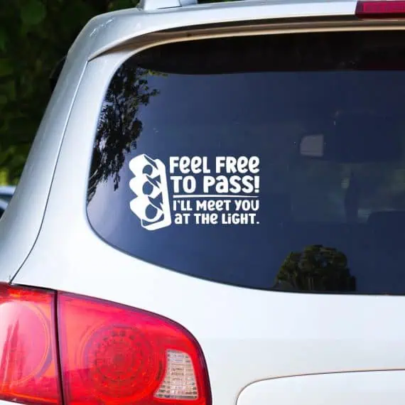 Avto nalepka Feel free to pass, I will meet you at the light