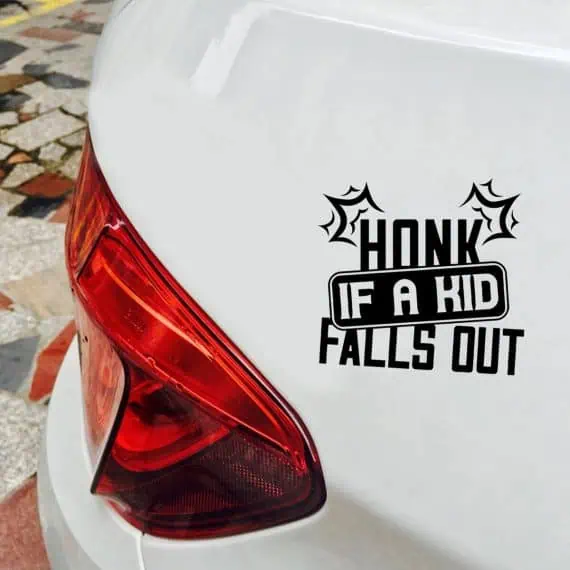 Honk if a kid falls nalepka
