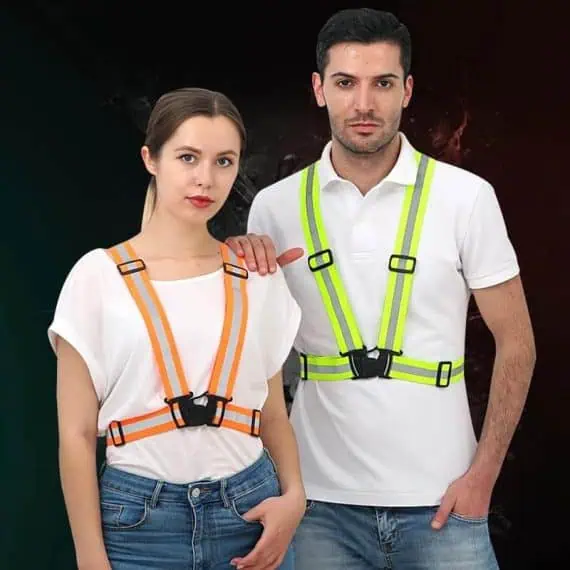 Odsevni jopič na ženski in moškemu