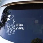 Nalepka otrok v avtu prilepljena na zadnjo stran avtomobila na steklo