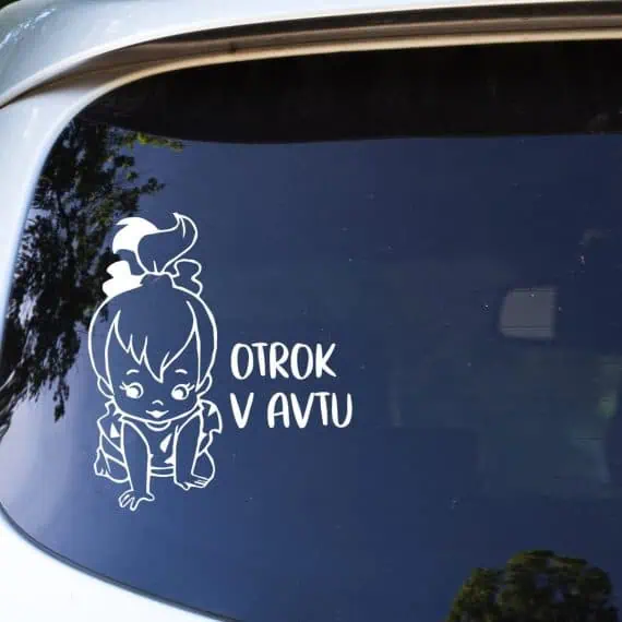 Nalepka otrok v avtu prilepljena na zadnjo stran avtomobila na steklo