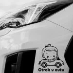 Otrok v avtu malcek ki vozi kabriolet