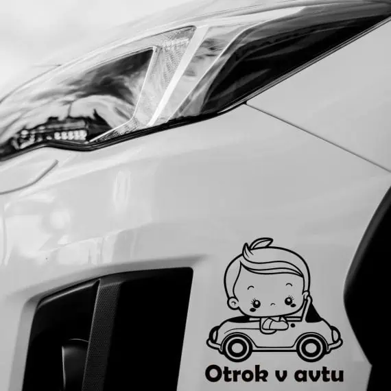 Otrok v avtu malcek ki vozi kabriolet