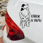 Otrok v avtu punčka se plazi
