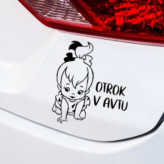 Otrok v avtu s poslikavo punčke z mašno