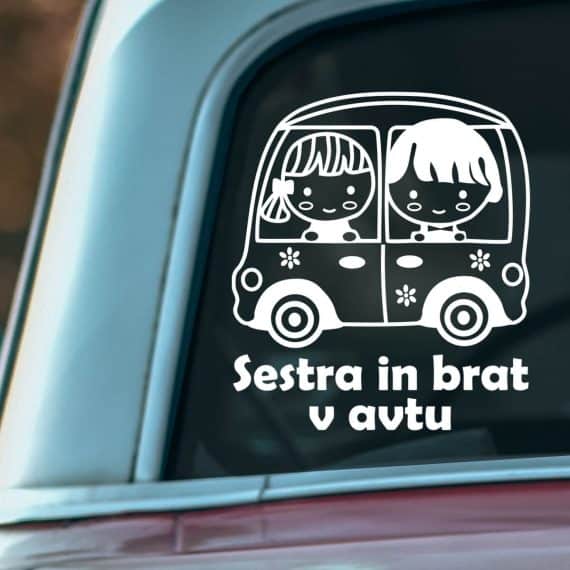 Sestra in brat v avtu nalepka