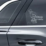 nalepka otrok v avtu deklica ki sedi