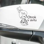 nalepka za avto otrok v avtu deklica sedi s personalizacijo