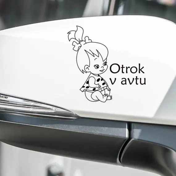 nalepka za avto otrok v avtu deklica sedi s personalizacijo