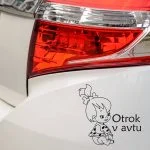 otrok v avtu nalepka deklica sedi in se smeje