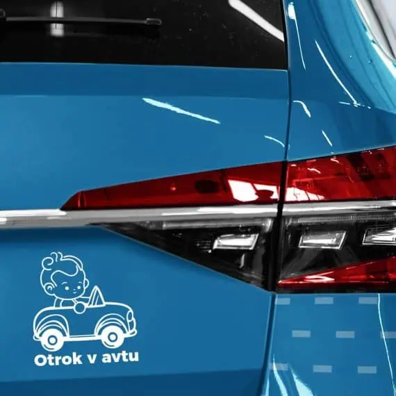 otrok v avtu nalepka na modrem avtomobilu