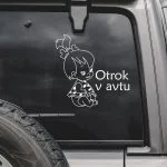 otrok v avtu narisana punčka, ki sedi in se smeji