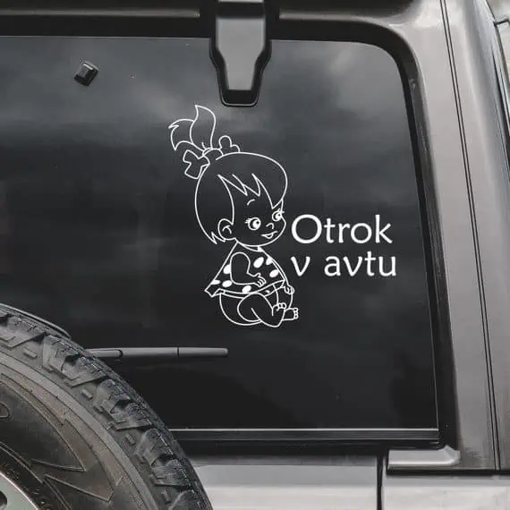 otrok v avtu narisana punčka, ki sedi in se smeji