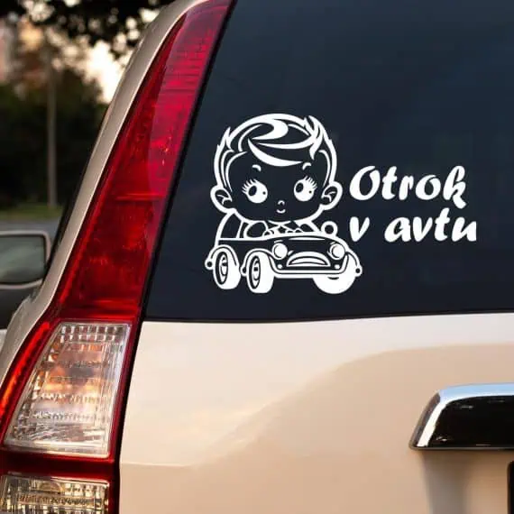 otrok v avtu opozorilna nalepka