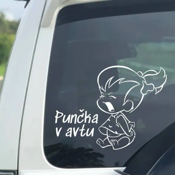otrok v avtu punčka v sedečem položaju