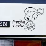 punčka v avtu sedi in križi zabavna nalepka