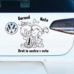 Črna nalepka otrok v avtu s poslikavo brata in sestre