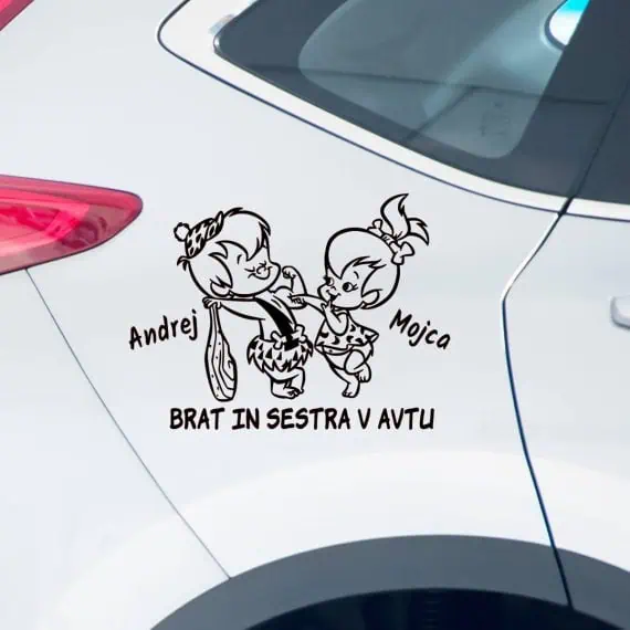 Nalepka na avtu otrok v avtu s poslikavo brata in sestre z napisom