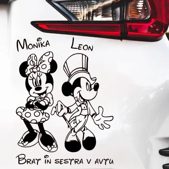 Otrok v avtu Minnie in Mickey